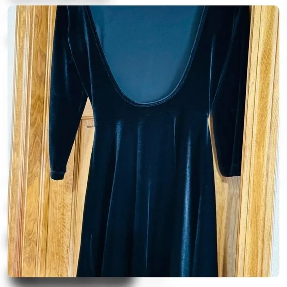 Elegant Black Velvet Dress - Picture 4 of 14